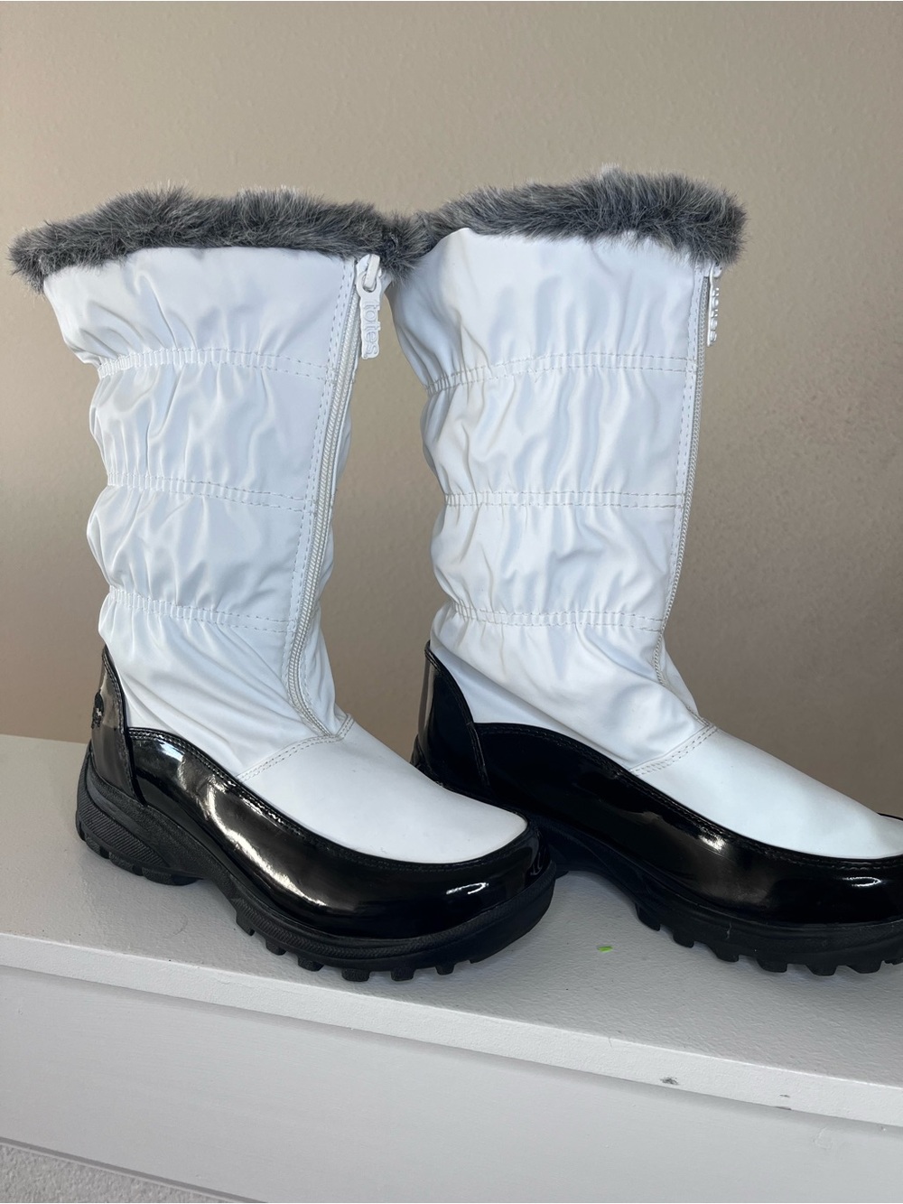 totes White and Black Faux-Fur Trim Winter Rain Boots Size 6.5